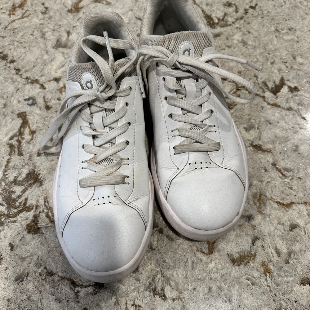 Women’s ON Roger that white sneakers